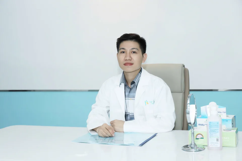 BS Thế Chuyển ngồi tại bàn tư vấn trong phòng khám