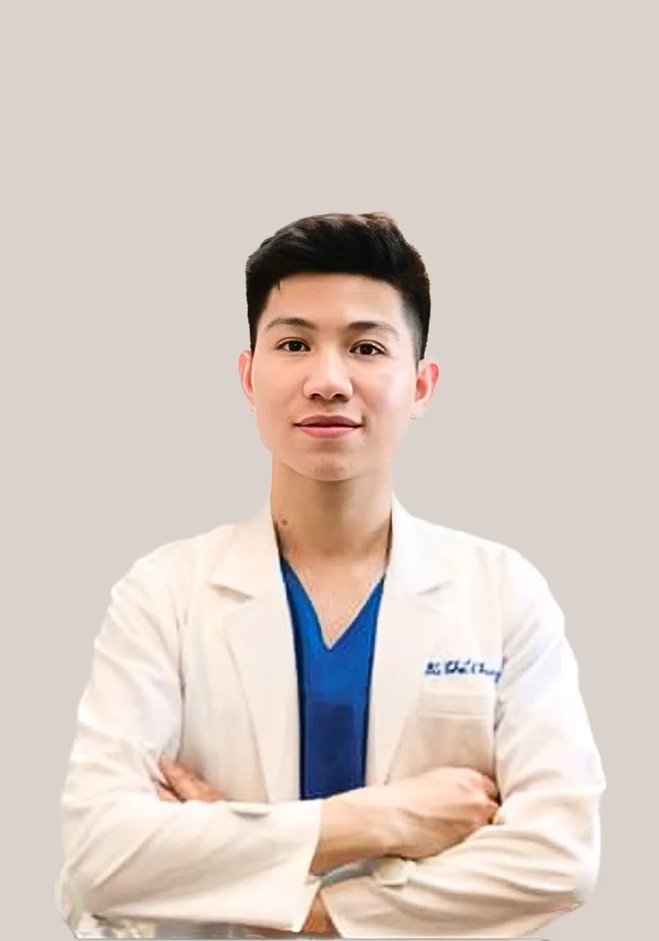 Chân dung BS Thế Chuyển trong trang phục bác sĩ trên nền màu ấm